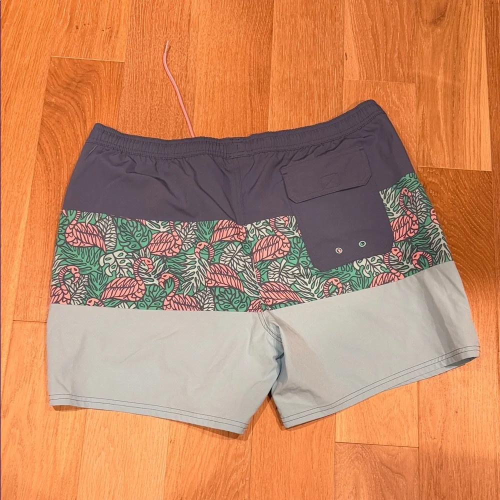 Vineyard Vines Blue and Pink flamingo Swim‎ Trunks XL